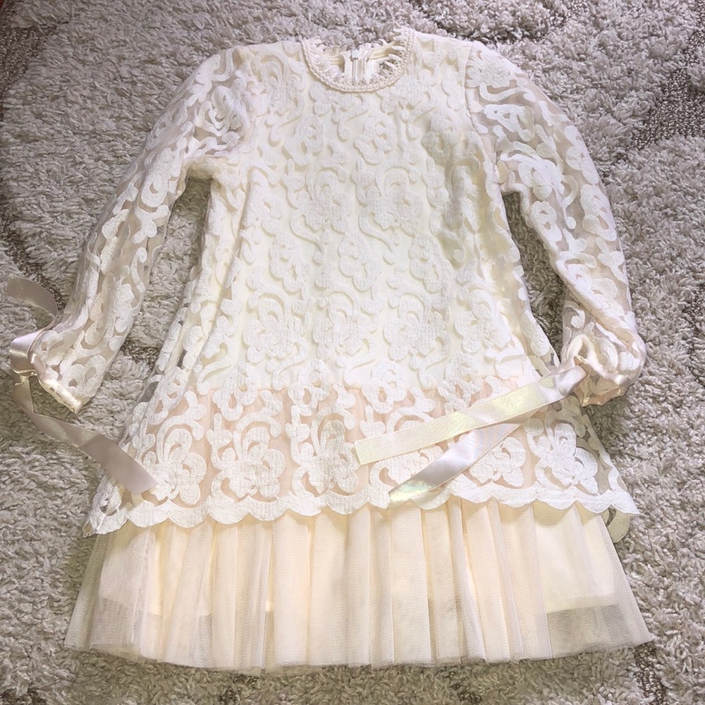 Little girls lace dress in cream size 5-6